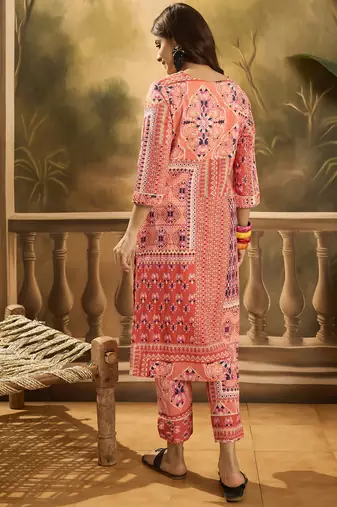 Women ethnic motifs printed cotton kurta with trousers