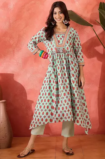 Women ethnic motifs printed cotton kurta with trousers