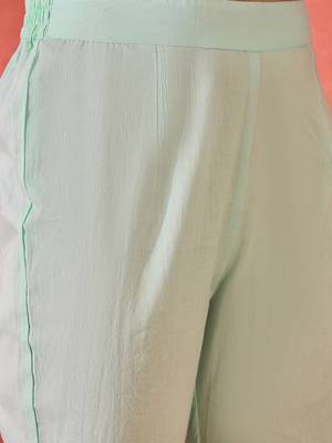 Women ethnic motifs printed cotton kurta with trousers 3