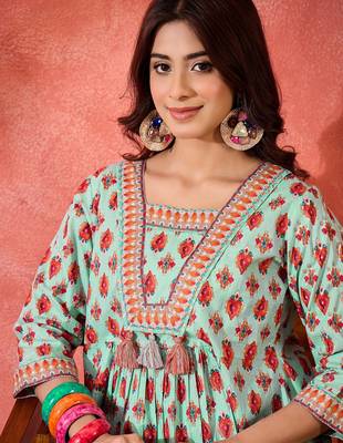 Women ethnic motifs printed cotton kurta with trousers 5