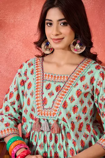 Women ethnic motifs printed cotton kurta with trousers