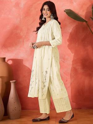 Women floral embroidered cotton kurta with trousers 3