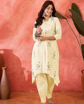 Women ethnic motifs embroidered cotton kurta with trousers 1