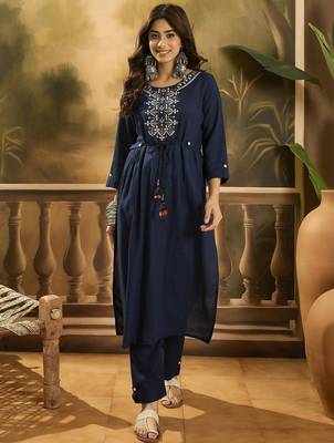 Women ethnic motifs embroidered kurta with trousers 1
