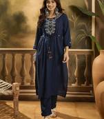 Women ethnic motifs embroidered kurta with trousers