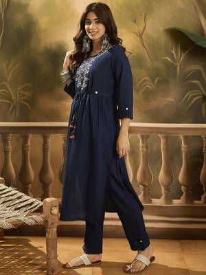 Women ethnic motifs embroidered kurta with trousers 3
