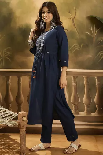 Women ethnic motifs embroidered kurta with trousers
