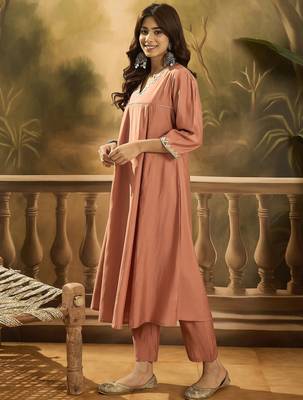 Women solid embroidered kurta with trousers 4