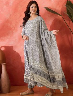 Women ethnic motifs printed cotton kurta with trousers & dupatta 4