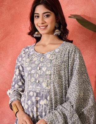 Women ethnic motifs printed cotton kurta with trousers & dupatta 5