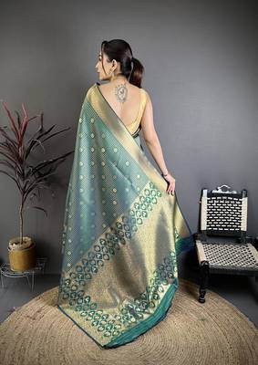 Women rama green checked & floral motifs banarasi soft silk blend saree 4