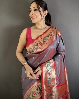 Women grey ikkat floral motifs lichi silk blend saree 4