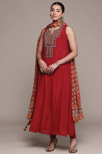 Maroon embroidered viscose kurta set