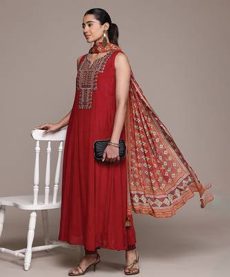 Maroon embroidered viscose kurta set 4