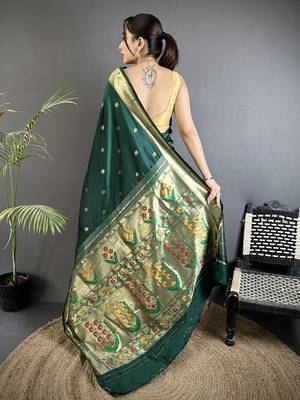Women green floral ikkat motifs lichi silk blend saree 3