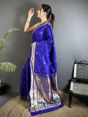 Women royal blue floral ikkat motifs lichi silk blend saree 2