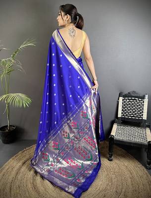 Women royal blue floral ikkat motifs lichi silk blend saree 3