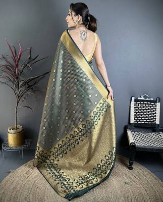 Women dark green checked & floral motifs banarasi soft silk blend saree 4