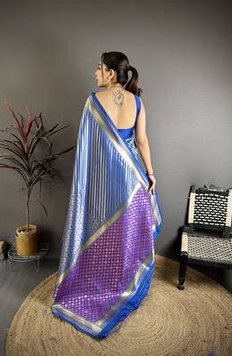 Women navy blue geometric pattern soft silk saree 4