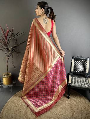 Women maroon   geometric pattern soft silk saree 4
