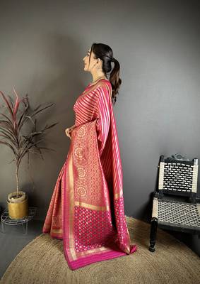 Women magenta geometric pattern soft silk saree 2