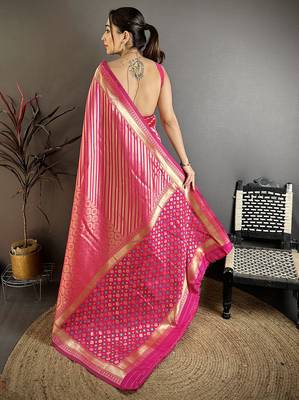 Women magenta geometric pattern soft silk saree 4