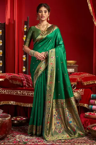 Women green floral motifs silk blend saree