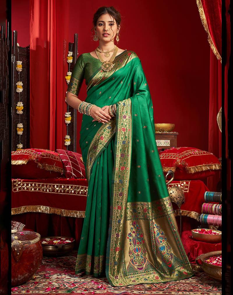Women green floral motifs silk blend saree