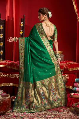 Women green floral motifs silk blend blend saree 4