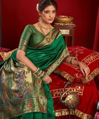 Women green floral motifs silk blend blend saree 5