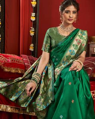 Women green butti motifs silk blend blend saree 2
