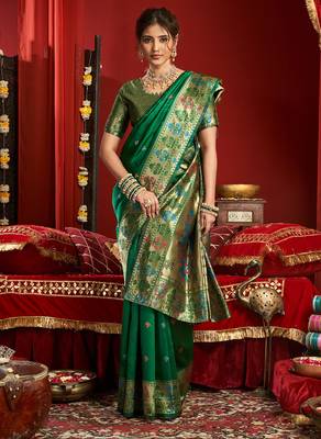 Women green butti motifs silk blend blend saree 5