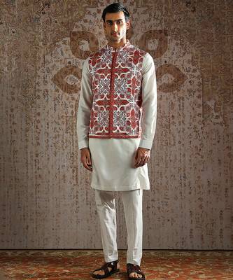 Red embroidered pashmina kurta bundi set 1