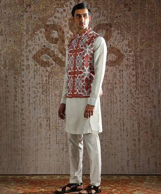 Red embroidered pashmina kurta bundi set 2