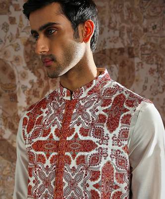 Red embroidered pashmina kurta bundi set 4