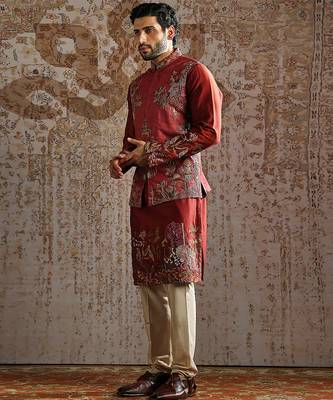 maroon embroidered tussar kurta bundi set for men 2