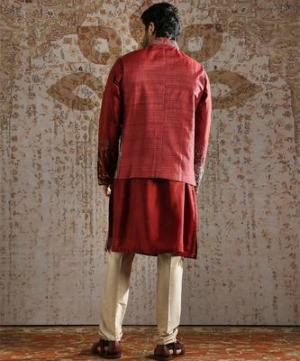 maroon embroidered tussar kurta bundi set for men 5