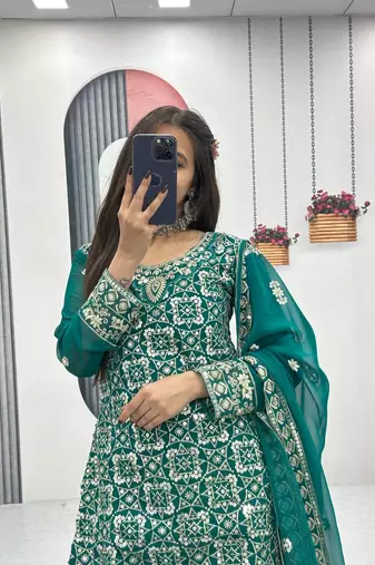 Womens new heavy fox georgette fabric with heavy embroidery wrok kurta set