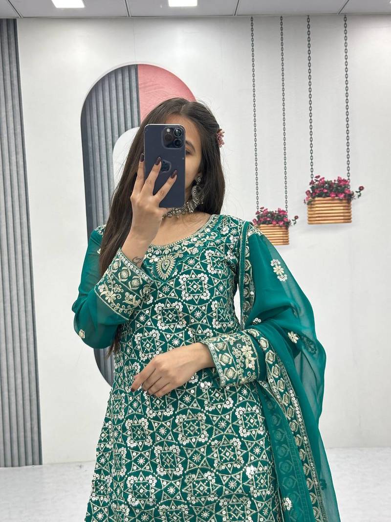 Womens new  heavy fox georgette fabric with heavy embroidery wrok kurta set