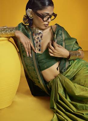 Green handloom silk blend saree with weaving work 3