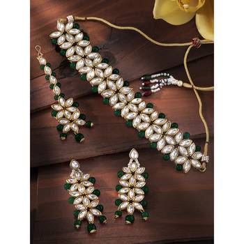 Aheli green traditional kundan pearl bridal choker necklace jewellery set with earring maang tikka 2