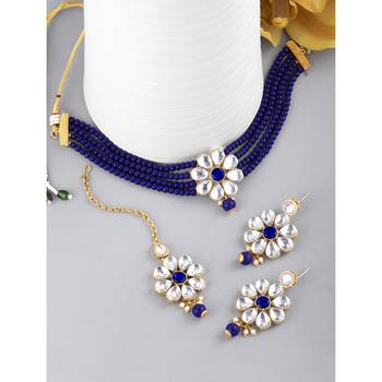 Aheli kundan pearl floral choker necklace earring maang tikka traditional jewellery set 1