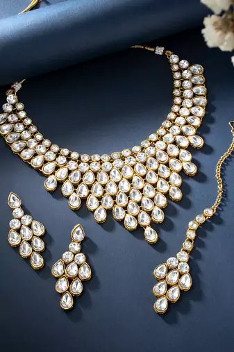 Aheli kundan choker necklace with earring maang tikka traditional jewellery set