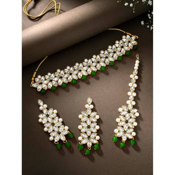 Aheli kundan green faux pearl wedding choker necklace with earring maang tikka jewellery set 2