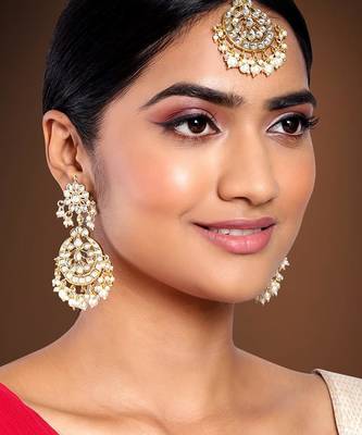 Aheli traditional jewellery kundan and pearl maang tikka earring set for women 2