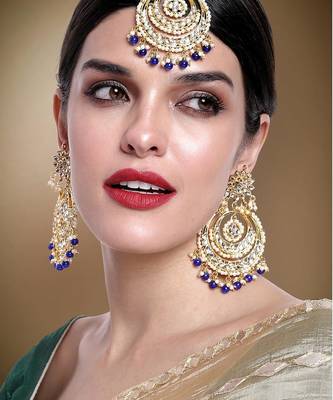 Aheli traditional kundan and pearl maang tikka earring set for women 2