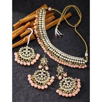 Aheli peach kundan pearl choker necklace earring maang tikka traditional jewellery set for women 2