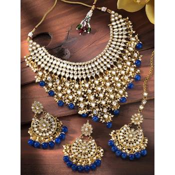 Aheli traditional kundan & pearl drop blue choker necklace earring set with maang tikka for women 2