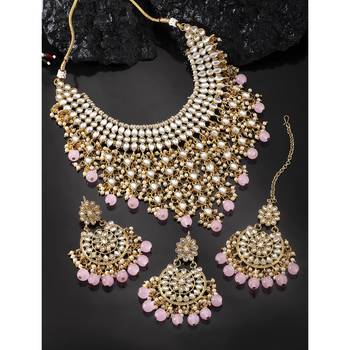 Aheli traditional kundan & pearl drop pink choker necklace earring set with maang tikka for women 1