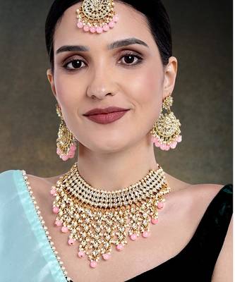 Aheli traditional kundan & pearl drop pink choker necklace earring set with maang tikka for women 2